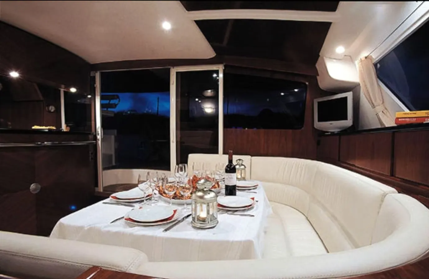 Cena esclusiva a bordo di uno yacht
